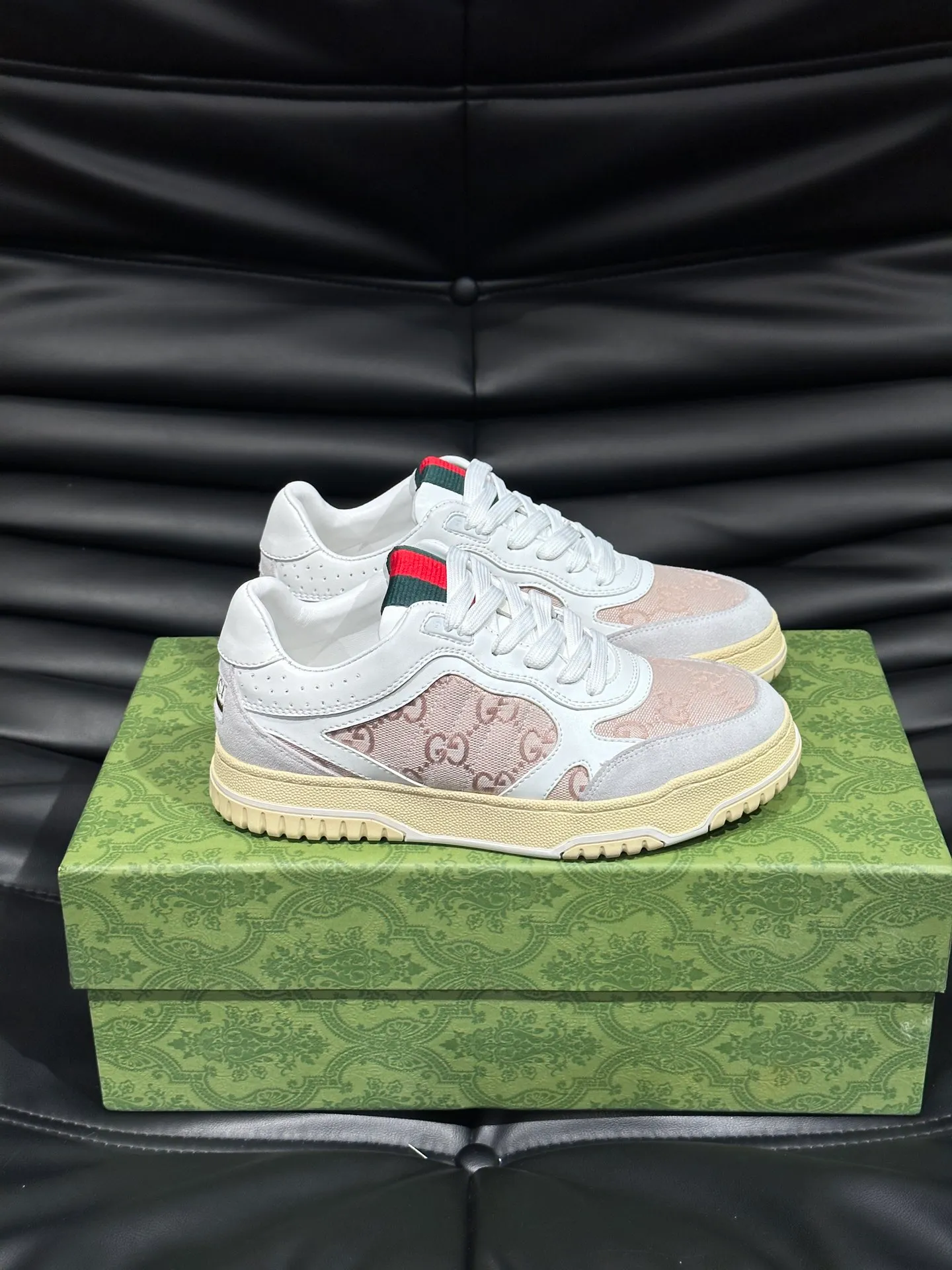 Men's shoes 💰p480 "GUCC*" Re series 👫 Couple style webbed leather sneakers, as the first sneakers created by Sabato De Sarno for Gucci, the Re-Web series reinterprets the brand's classic stripes, with bold and unique details to set off a modern silhouette design. This shoe is crafted from iconic classic GG canvas and white leather. This new sneaker is ingeniously decorated with many of the brand's classic details, and is equipped with a bright red and green webbing tongue, which will make people fall in love at first sight. Women’s size 35-39. Men’s size 38-44